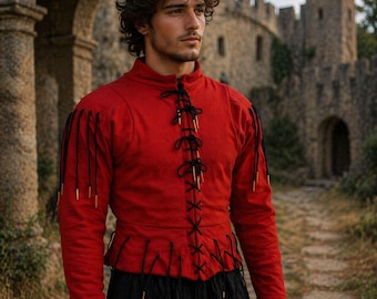 Peut inclure: Un pourpoint médiéval rouge avec des lacets et des bordures noirs. La veste à manches longues présente des glands décoratifs sur les épaules et un col montant. Le vêtement est associé à un pantalon noir, évoquant un thème historique ou fantastique.