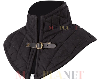 Peut inclure: Protège-cou matelassé noir avec un motif en losange. Comprend une sangle en cuir avec une boucle en laiton pour la fermeture. Le protège-cou est conçu pour protéger le cou et les épaules.