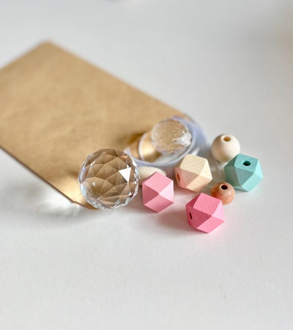 Für 2 Sonnenfänger Bastelset Suncatcher DIY, Materialset, Bastelset für Sonnenfänger/Lichtspiel mit Holzperlen und Glasprisma/Fensterdeko