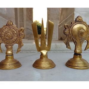 Shankh Chakra Namah Decorative pure brass hand painted for Home,Office & Room,Also Gift for House Warmight around 14 cm weight 1 kg.
