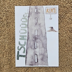 Könnte beinhalten: Eine Grußkarte mit einer Straßenillustration und dem Wort "TSCHUÜSS" in Grün. Ein Schild mit der Aufschrift "RENTE" befindet sich auf der rechten Seite. Eine kleine Figur liegt auf einem kleinen Hügel. Die Karte liegt auf einer braunen, strukturierten Oberfläche.