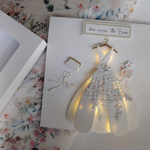 Hier komt de bruid, luxe gepersonaliseerde oplichtende kaart voor de toekomstige bruid, aandenken felicitatiekaart van MonaRosaStudio