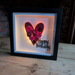 Caja de sombra LED de recuerdo de cumpleaños, marco personalizado con corazón iluminado y rosas hechas a mano, regalo único para mamá, hija, abuela o amiga