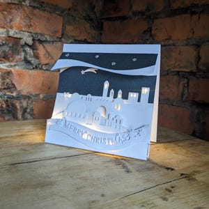 Tarjeta navideña iluminada / Tarjeta del pequeño pueblo de Belén con luces LED / Tarjeta 3D hecha a mano