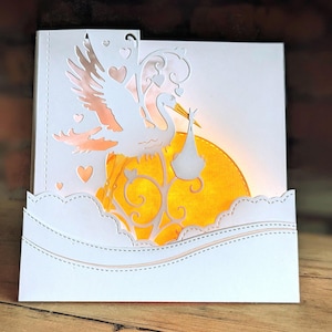 Tarjeta de nuevo bebé / tarjeta de hola bebé / tarjeta iluminada personalizada hecha a mano / tarjeta a medida para baby shower / cigüeña entregando bebé