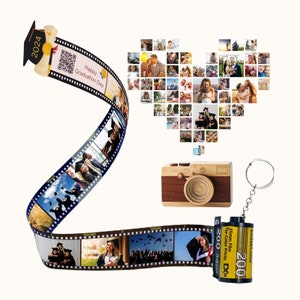 Pode incluir: Um álbum de fotos com tema de formatura em forma de rolo de filme com uma colagem de fotos em forma de coração no fundo. O álbum tem um design de tira de filme preto e branco com fotos de graduados usando toucas e becas. O álbum também tem um pequeno chaveiro de câmera e um frasco de filme com o texto "KodakColor 200" e "35mm Film for Color Prints".