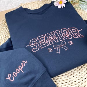 Gepersonaliseerde seniorensweater | Geborduurd Coquette-shirt seniorenteam | Seniorenavond | Zonsopgang senioren | Klasse van 2026 | Cadeaus voor senioren