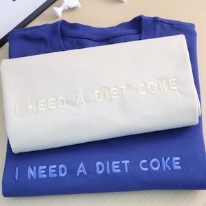 Moletom I Need a Diet Coke | Gola redonda bordada | Moletom monocromático moderno | Tema minimalista com cafeína