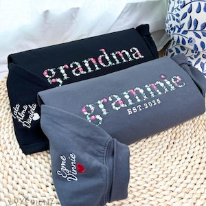 Custom Embroidered Grammie Mama Grandma Gigi Sweatshirt in Flower letter, Names on Sleeve,Personalized Gift for Mother Momma Nana Sweater