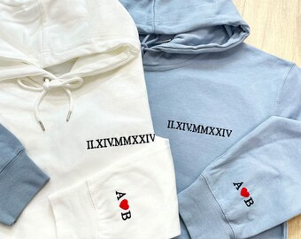 Individuell gestickter römische Ziffer Hoodie - Geschenk für Paare - personalisiertes Geschenk Datum Hoodie Initial auf Ärmel - Verlobungen, 1.Jahrestag Geschenk
