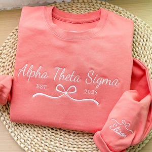 Individuell besticktes Sorority Sweatshirt mit Schleife Alumni Sweatshirt | Coquette Sorority Hoodie Personalisierter griechischer Buchstabe Rundhalsausschnitt