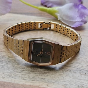 Vintage 1970s Timex Q Gold Tone Woven Bracelet Watch - Iconic Look Not Tested