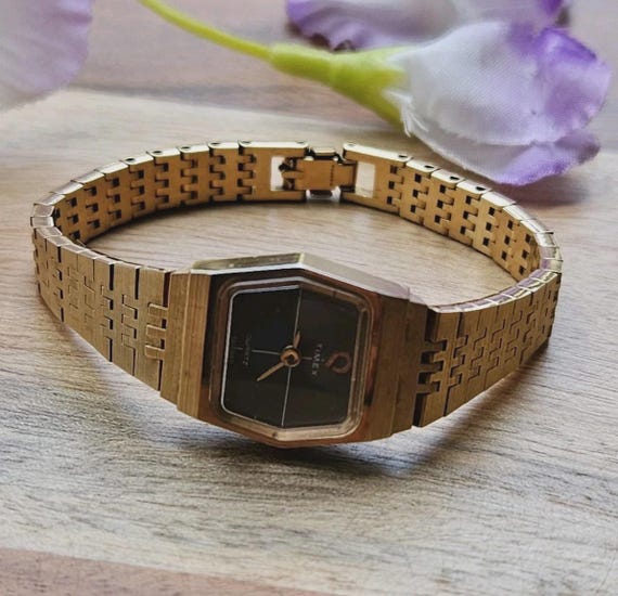 Vintage 1970s Timex Q Gold Tone Woven Bracelet Watch  display picture 3