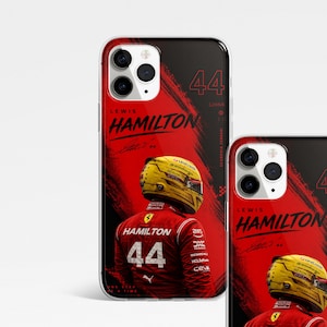 Könnte beinhalten: Eine Handyhülle mit einem rot-schwarzen Grafikdesign von Lewis Hamilton. Das Design zeigt einen gelben Rennhelm, die Nummer 44, den Namen Lewis Hamilton und verschiedene Sponsorenlogos. Die Hülle hat einen Ausschnitt für ein Dreifach-Kamerasystem.