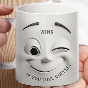 Taza de café divertida con guiño para humor matutino y regalo, regalo único de cerámica para amantes del café, artículos para escritorio de oficina