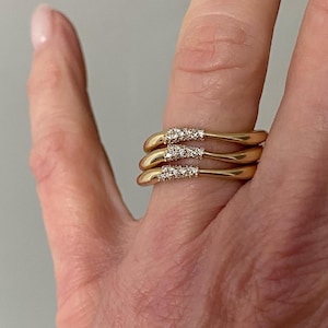 Anillo de diamantes con diseño de ondas orgánicas • Anillo apilable ondulado de oro macizo • Anillo nido con diamantes creados en laboratorio • Anillo de aniversario curvo único con moissanita