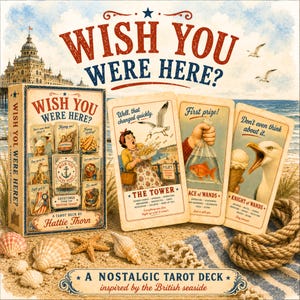 Könnte beinhalten: Ein Tarot-Deck mit dem Titel Wish You Were Here von Hattie Thorn, bestehend aus einer Schachtel und drei Karten mit Illustrationen im Vintage-Stil, die eine Küstenszene, einen Goldfisch in einer Tüte und eine Möwe mit Eiscreme zeigen.