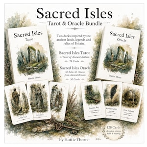Puede incluir: Set de Tarot y Oráculo Sacred Isles de Hattie Thorn con dos mazos de cartas que presentan ilustraciones en acuarela de paisajes británicos antiguos. Incluye 78 cartas de tarot y 50 cartas de oráculo con imágenes de reliquias, presagios y figuras.