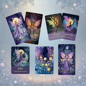 Peut inclure: Un ensemble de cartes de tarot avec des illustrations de fées dans des tons de violet, bleu et or. Chaque carte présente une fée ailée sur des fonds célestes. Certaines cartes comportent du texte, dont "The Moon" et "Selfie".