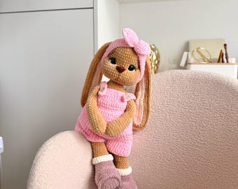 Patroon gehaakt konijntje: amigurumi konijn met overall (pdf-patroon)