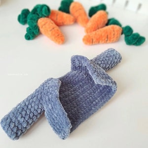 Puede incluir: Una chaqueta de punto azul con mangas largas y una superficie texturizada.