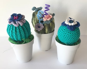 Plantes succulentes au crochet avec des fleurs appliquées. Cactus amigurumi. Des cadeaux de mariage pour chaque occasion. Idée cadeau fabriqué en Italie. Décoration de maison.