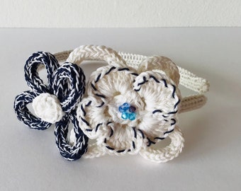 Bandeau pour fille avec fleur blanche et bleue. Bandeau petite fille pour communion et réceptions. Coiffure petite fille. Idée cadeau