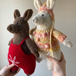 Handgemachtes gestricktes Alpaka Spielzeug mit Latzhose, Pullover, Mütze & Schal