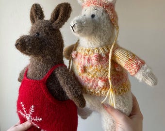 Handgemaakt gebreide alpacaspeelgoed met overall, trui, muts en sjaal