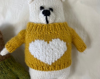 Handgemaakte gebreide teddybeer in trui: zachte wollen alpaca amigurumi