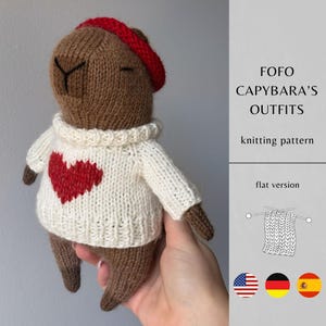 Peut inclure: Un jouet capybara tricoté marron portant un bandeau rouge et un pull blanc avec un motif de cœur rouge. Le texte FOFO CAPYBARA'S OUTFITS knitting pattern flat version est visible avec un dessin au trait d'un carré tricoté et trois drapeaux.