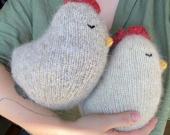 Handgemaakte gebreide alpaca kip: zacht amigurumi-kinderkamerdecoratie