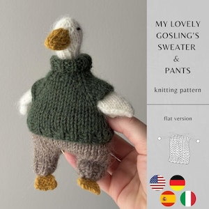 Op de afbeelding: Een gebreide speelgoedgans van wit garen met een mosterdgele snavel, een donkergroene coltrui en een bruine broek. De afbeelding bevat de tekst MY LOVELY GOSLING'S SWEATER & PANTS knitting pattern en flat version met een diagram.