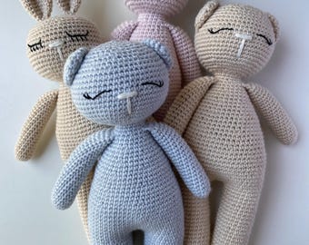 Handgemaakt gehaakt konijntje of beer: katoenen amigurumi-kinderkamerspeelgoed