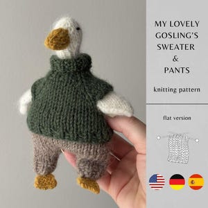 Puede incluir: Una muñeca de ganso tejida con un suéter verde y pantalones marrones. El ganso tiene una cabeza blanca, un pico amarillo y pies amarillos. La imagen incluye el texto "MY LOVELY GOSLING'S SWEATER & PANTS knitting pattern."