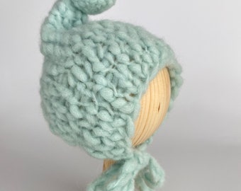 Handgemaakte gebreide newborn pomponmuts: merino-alpacamix