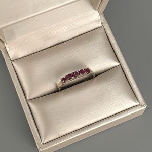 Vintage memoire ring in 333 white gold with ruby stones / 8 carat white gold ring / ruby stacking ring in 333 white gold