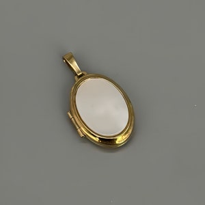 Vintage medallion pendant in 333 yellow gold with mother of pearl/medallion in 8 carat gold with mother of pearl