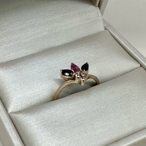 Vintage ring in 333 goud met robijn, saffier en diamanten / 8 karaat geelgouden ring met diamanten
