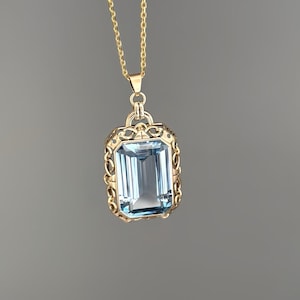 Vintage pendant (333 gold) with large blue topaz/ Pendant in yellow gold / Large blue stone / Vintage necklace pendant 8 carat with topaz