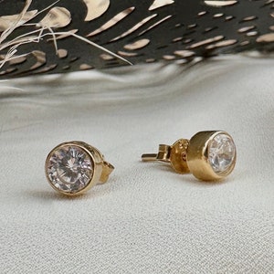 Stud earrings in 585 yellow gold set with zirconia