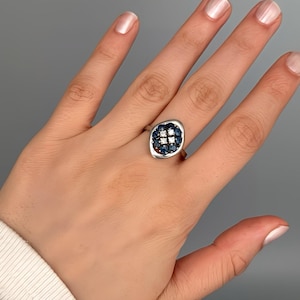 Vintage ring in 585/14 carat white gold with sparkling brilliant-cut diamonds and sapphires / Sapphire-diamond ring in 585 white gold