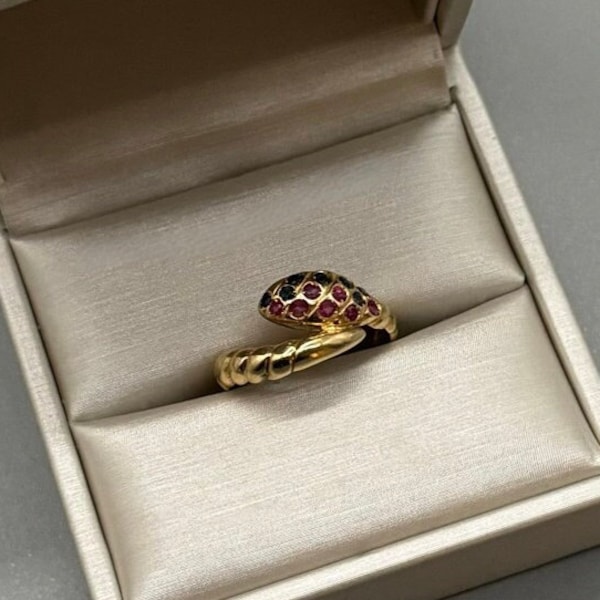 Vintage snake ring from the 1970s in 750 yellow gold with ruby and sapphire / snake ring in 18 carat gold with sapphires and ruby