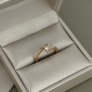 Sparkling diamond ring made of fine 585 yellow gold / 14 carat engagement ring with 0.25ct diamond