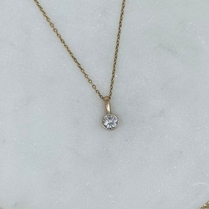 Small pendant in 585 gold with sparkling zirconia / 14 carat yellow gold pendant with a white zirconia.