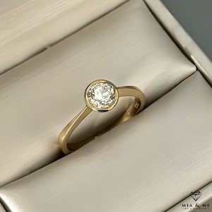 Solitaire ring in 14 carat/585 yellow gold ring with a large 0.75 ct. Brilliant cut diamonds/diamond ring in gold