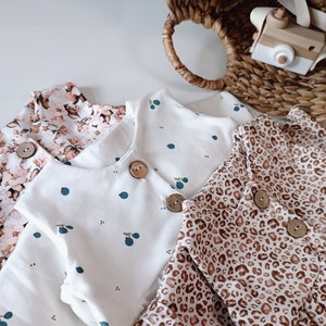 Baby Kleinkinder Romper Strampler mit Knopfen Peach blossom blumen organic jersey 56-104 altuhandmade.com Bild 3