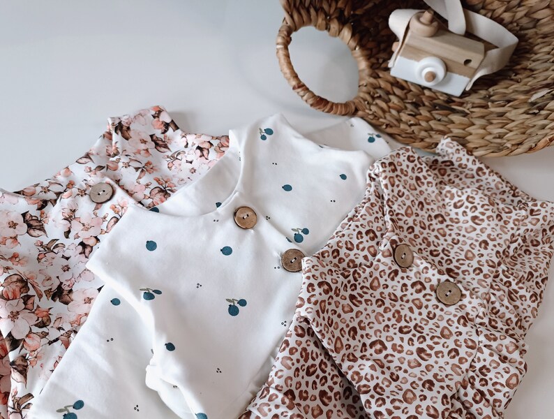 Baby Kleinkinder Romper Strampler mit Knopfen Peach blossom blumen organic jersey 56-104 altuhandmade.com Bild 3