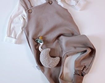 Waffeljersey Latzhose Baby Kleinkind outfit Baby geschenk set taupe neutral outfit Handmade strampler organic baumwolle Junge Mädchen Set