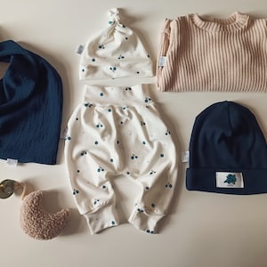 Organic Baby Outfit Set Blaubereen Mütze Musselin Tuch Jogginghose Pumphose Baby Geschenk Berry Blueberry Homecommingoutfit Bild 1